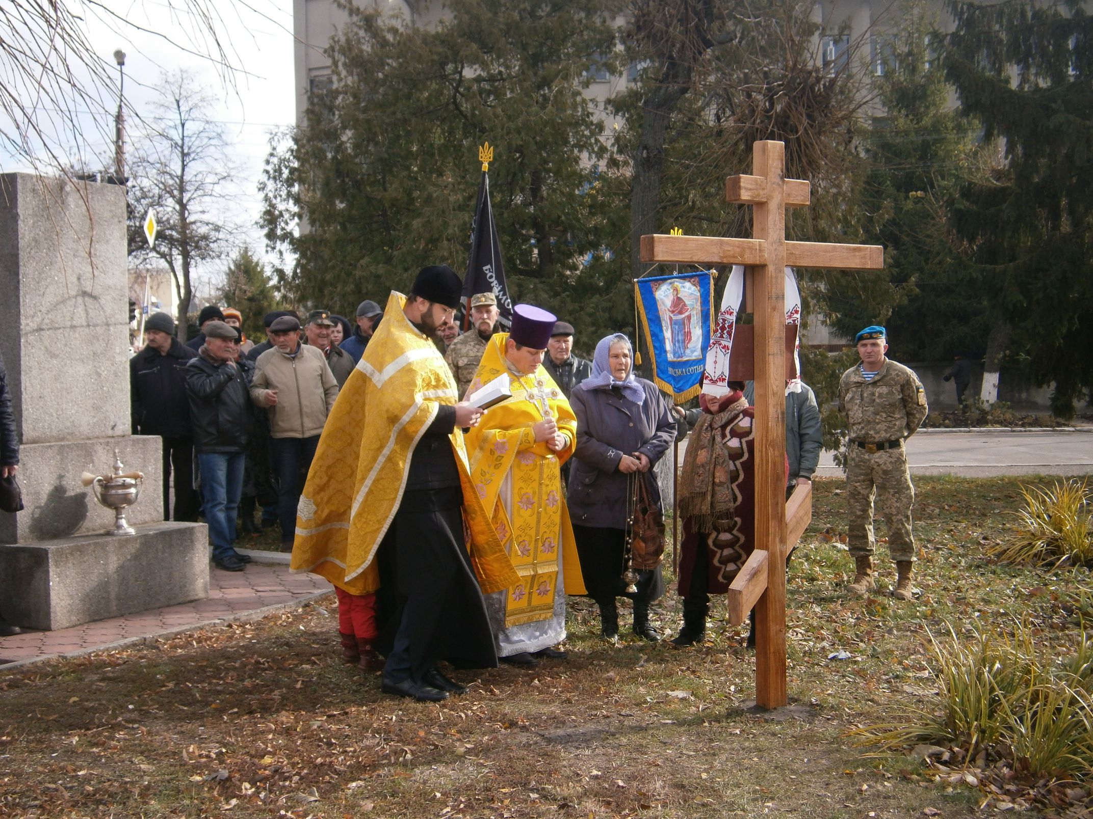 На місці встановлення майбутнього пам’ятника було освячено хреста
