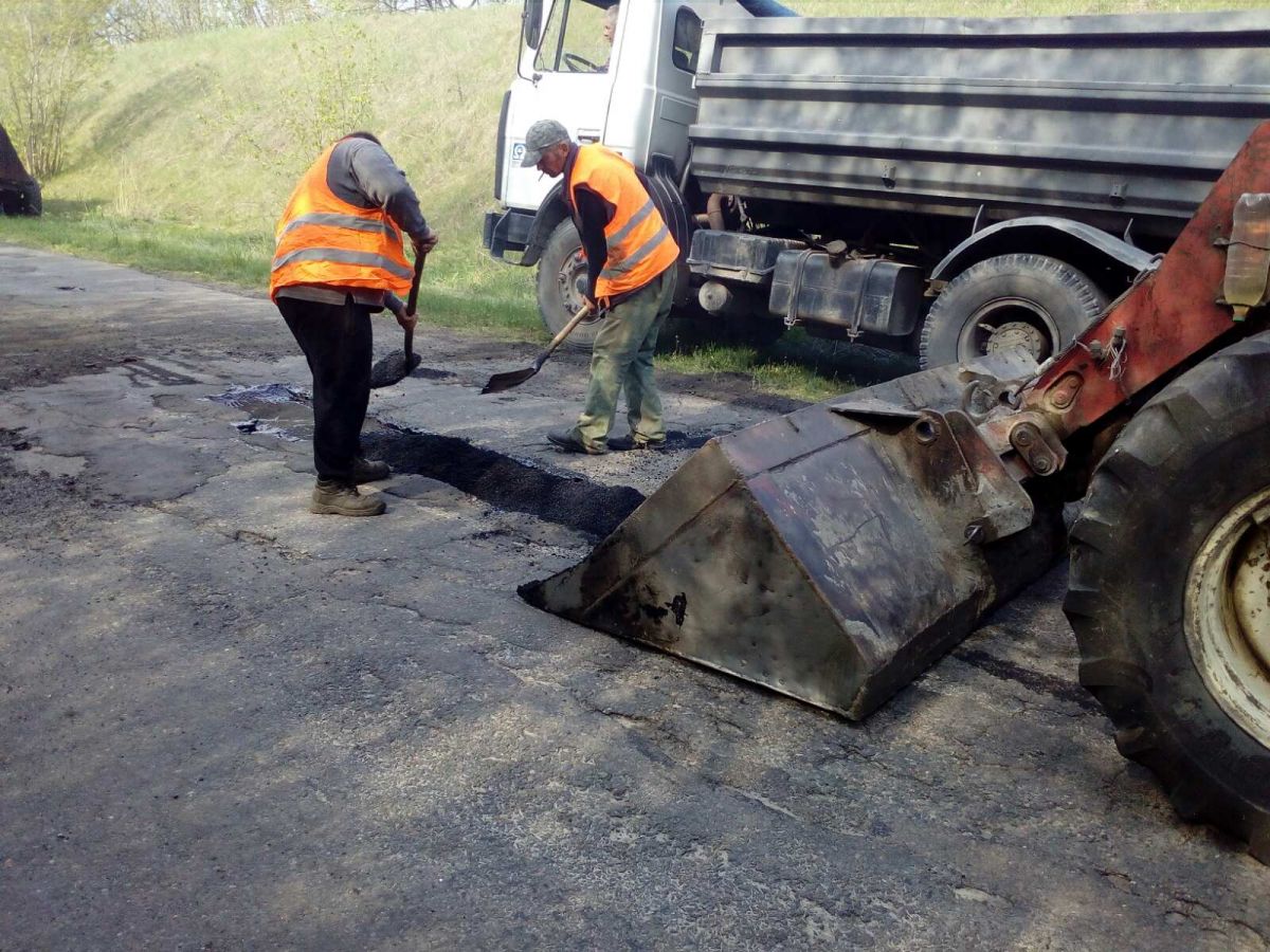 Проводиться ямковий ремонт доріг