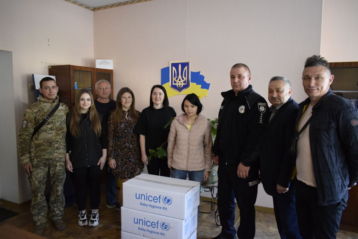 Молодим батькам вручили дитячі набори від Благодійного фонду “Безпечне майбутнє”